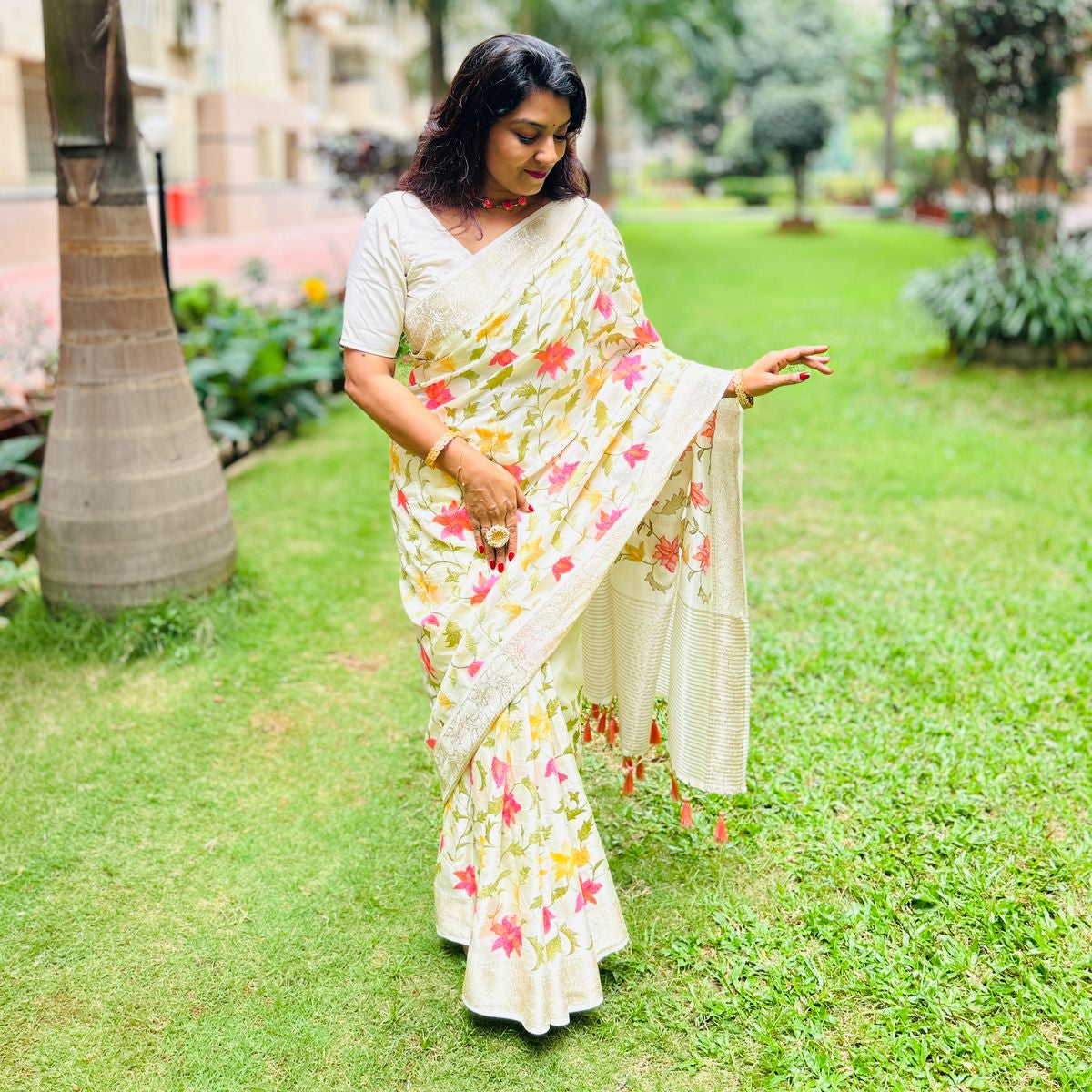 Embroidered Saree with Floral Thread Work & Zari Border | Maguvaa Sarees